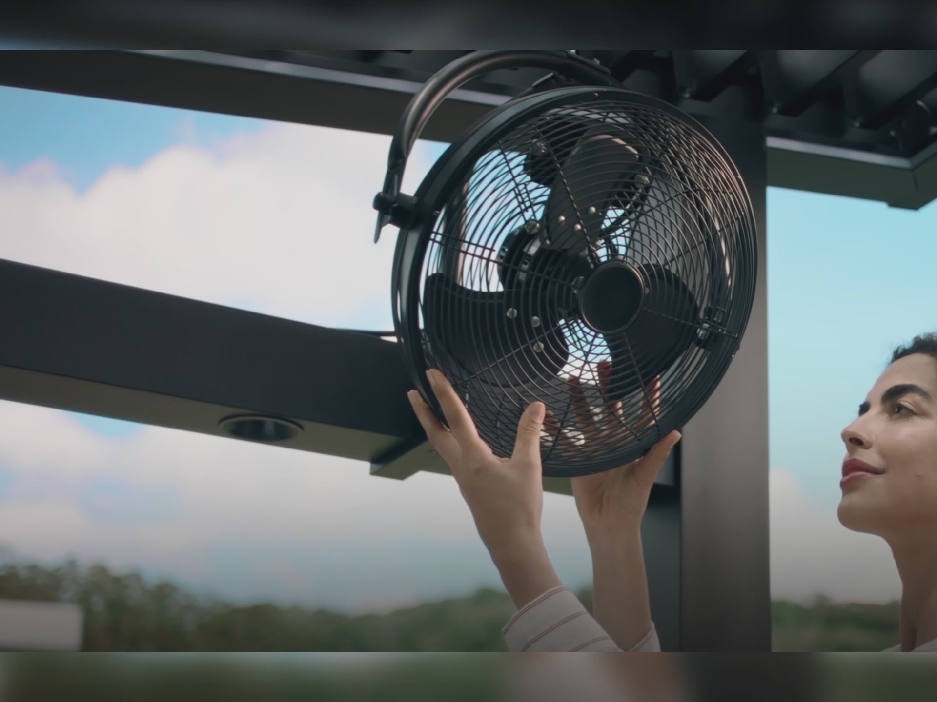 Load video: Grill Fan for Nestgrill